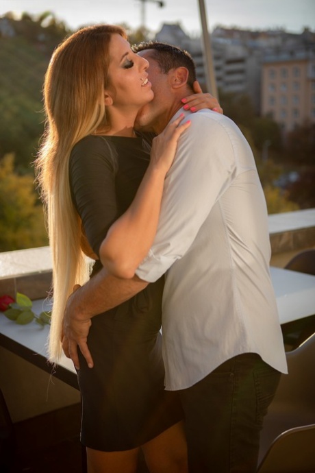 biuściasta brunetka babcia całkiem wysoka jakość zdjęcia